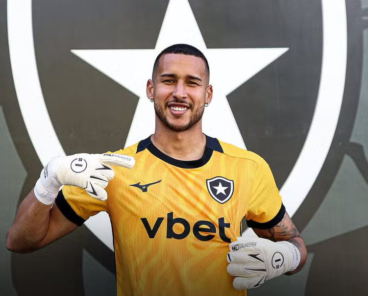Botafogo anuncia Gabriel Batista e reforça disputa pela titularidade no gol