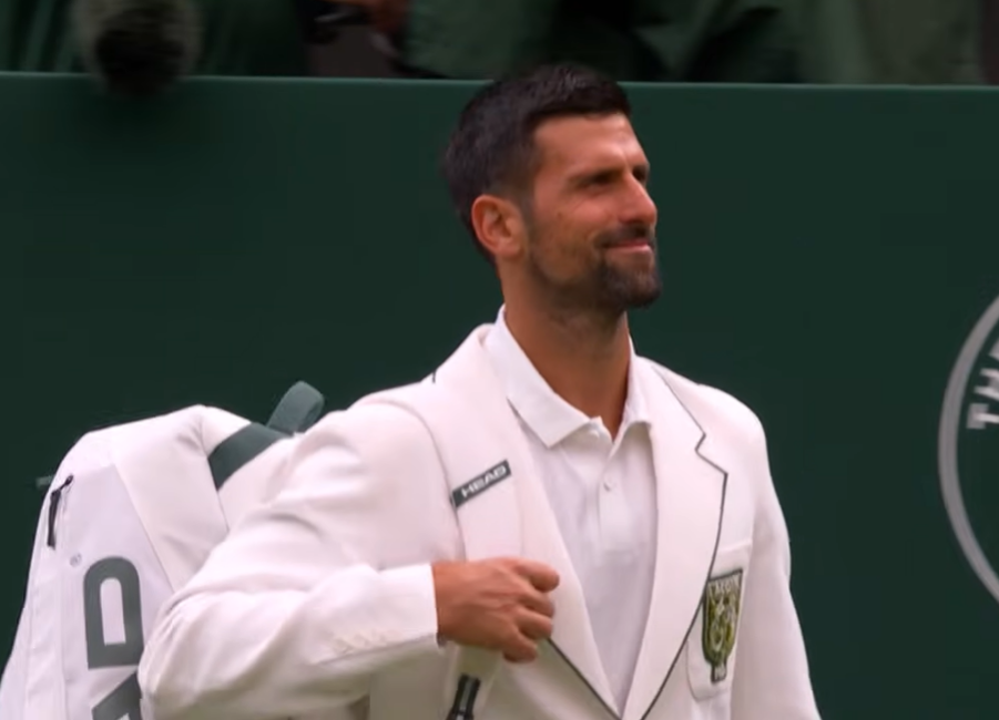 Djokovic vence Tsitsipas com autoridade e fica a um triunfo de igualar recorde de Federer em Wimbledon