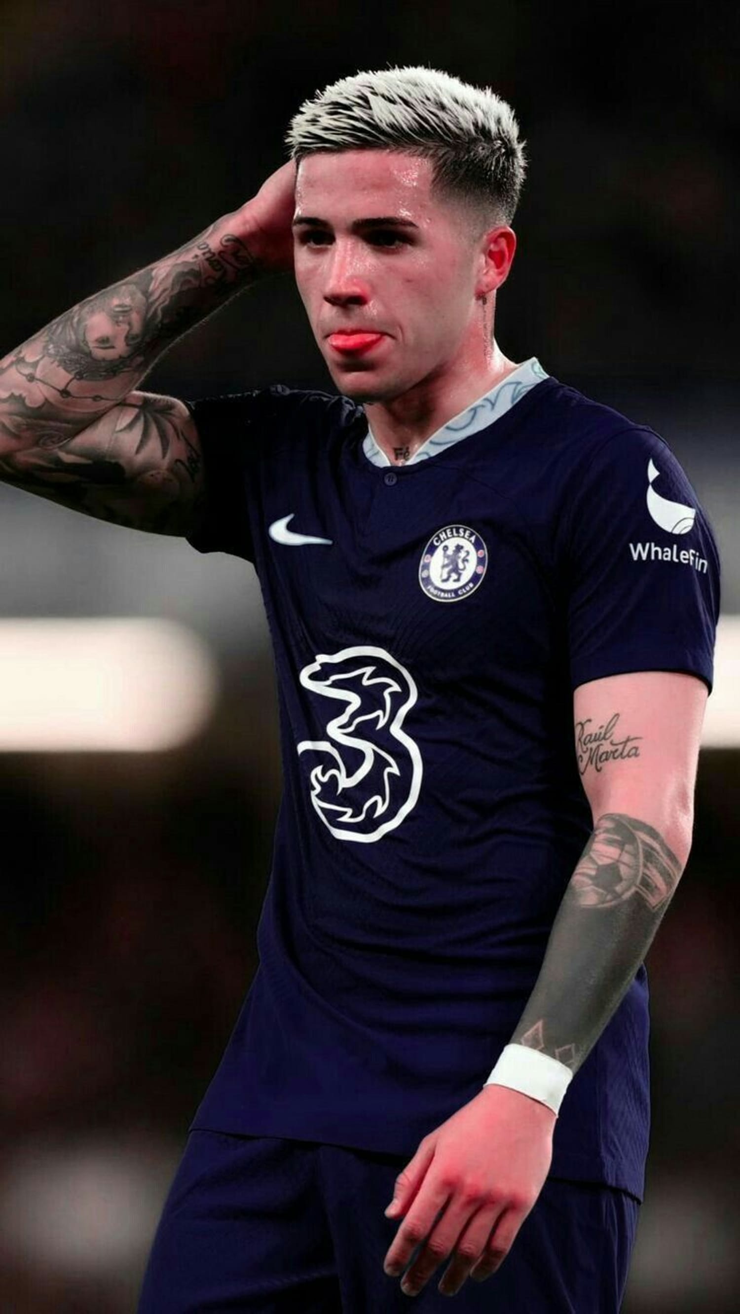 Enzo Fernández volta aos treinos no Chelsea após punição e pode enfrentar o Manchester United pela Premier League