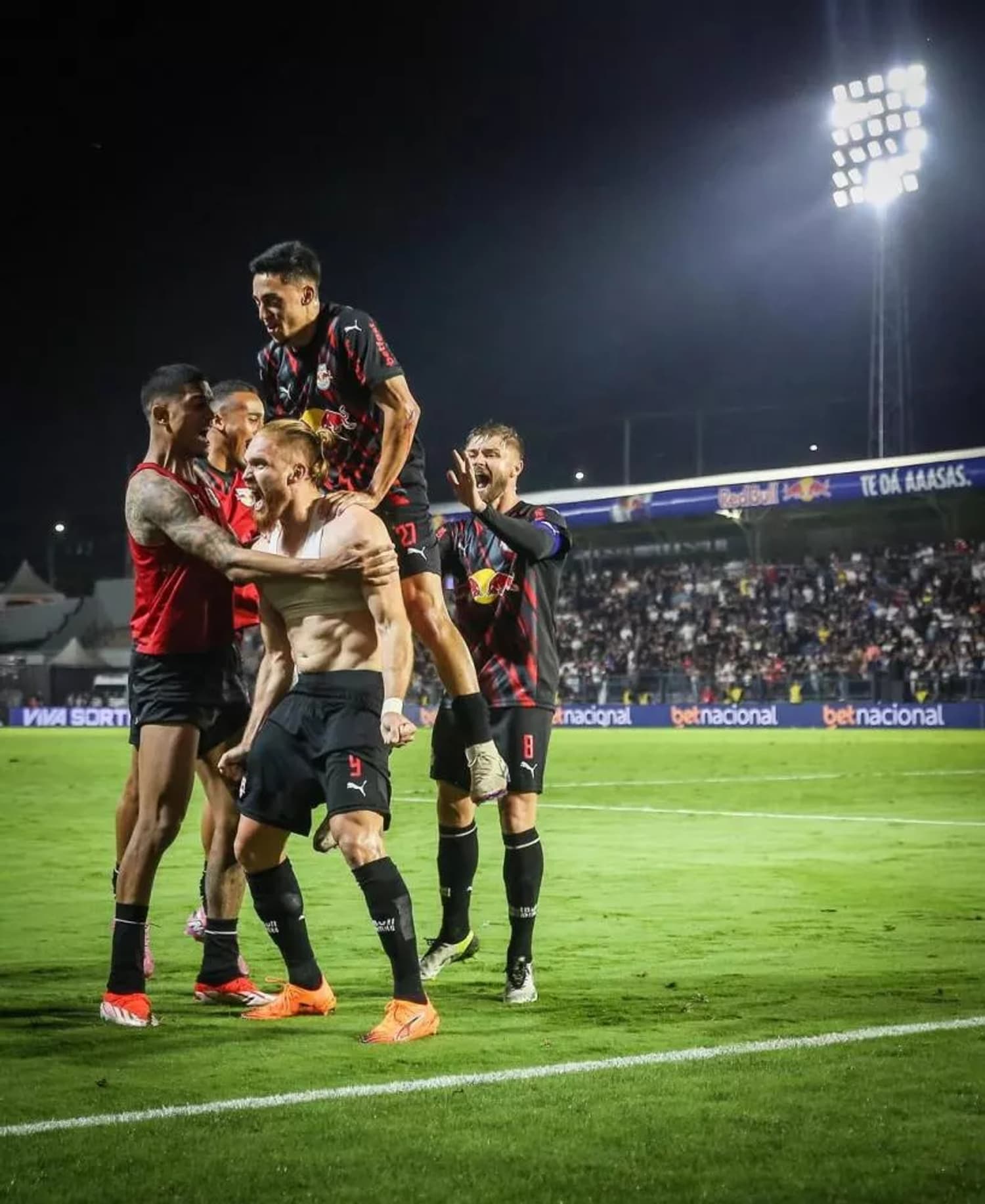 Bragantino vence com gol nos acréscimos, bate Blooming e ganha fôlego na Sul-Americana