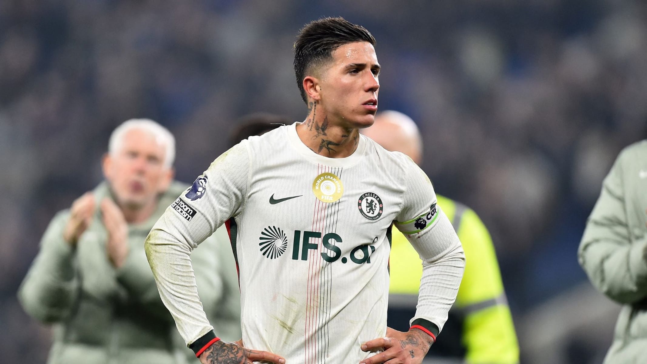 Chelsea afasta Enzo Fernández após declarações sobre saída e crise interna aumenta pressão