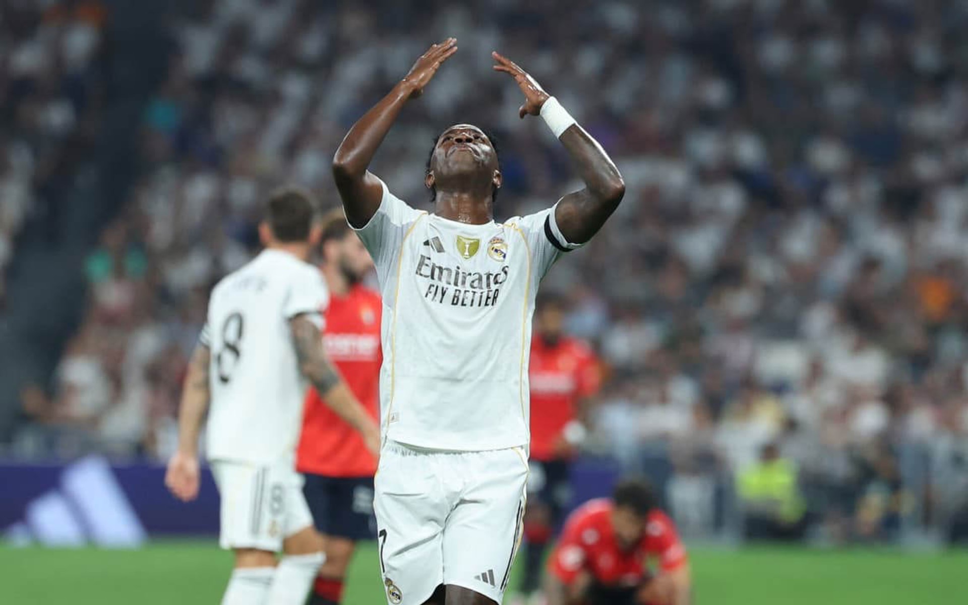 Vini Jr é alvo de críticas na Europa após derrota do Real Madrid para o Bayern: “Irrita demais”, dispara Van der Vaart