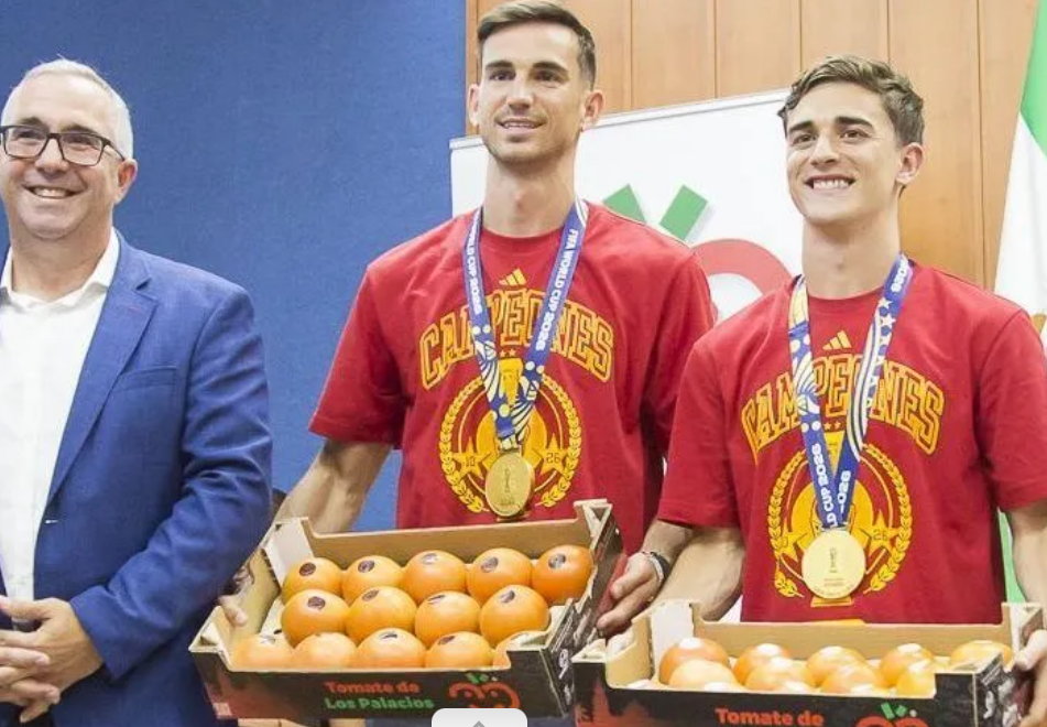 Campeões da Copa, Gavi e Fabián Ruiz recebem homenagem inusitada com tomates na Espanha