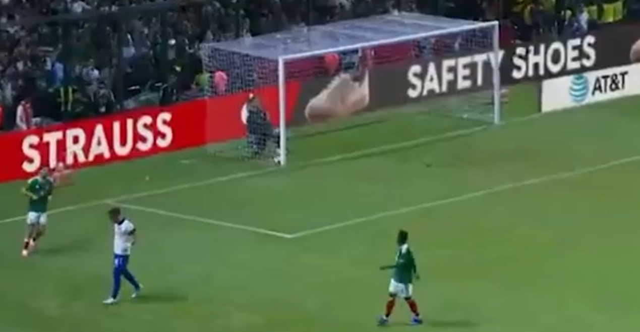 Gol contra bizarro viraliza em amistoso e México goleia a Sérvia