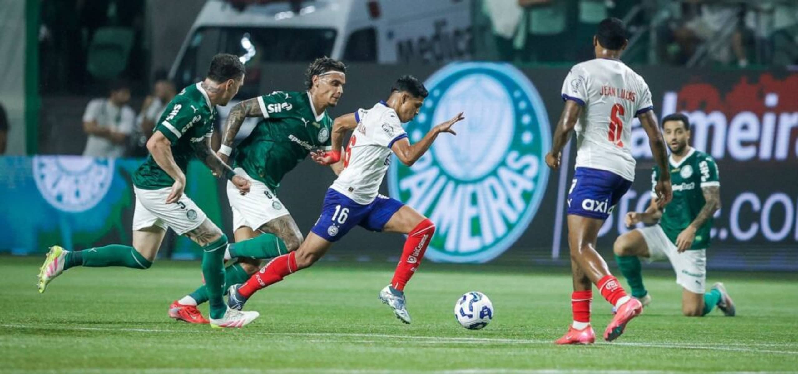 Palmeiras vence o Bahia na Fonte Nova, amplia liderança e pressiona rivais no Brasileirão