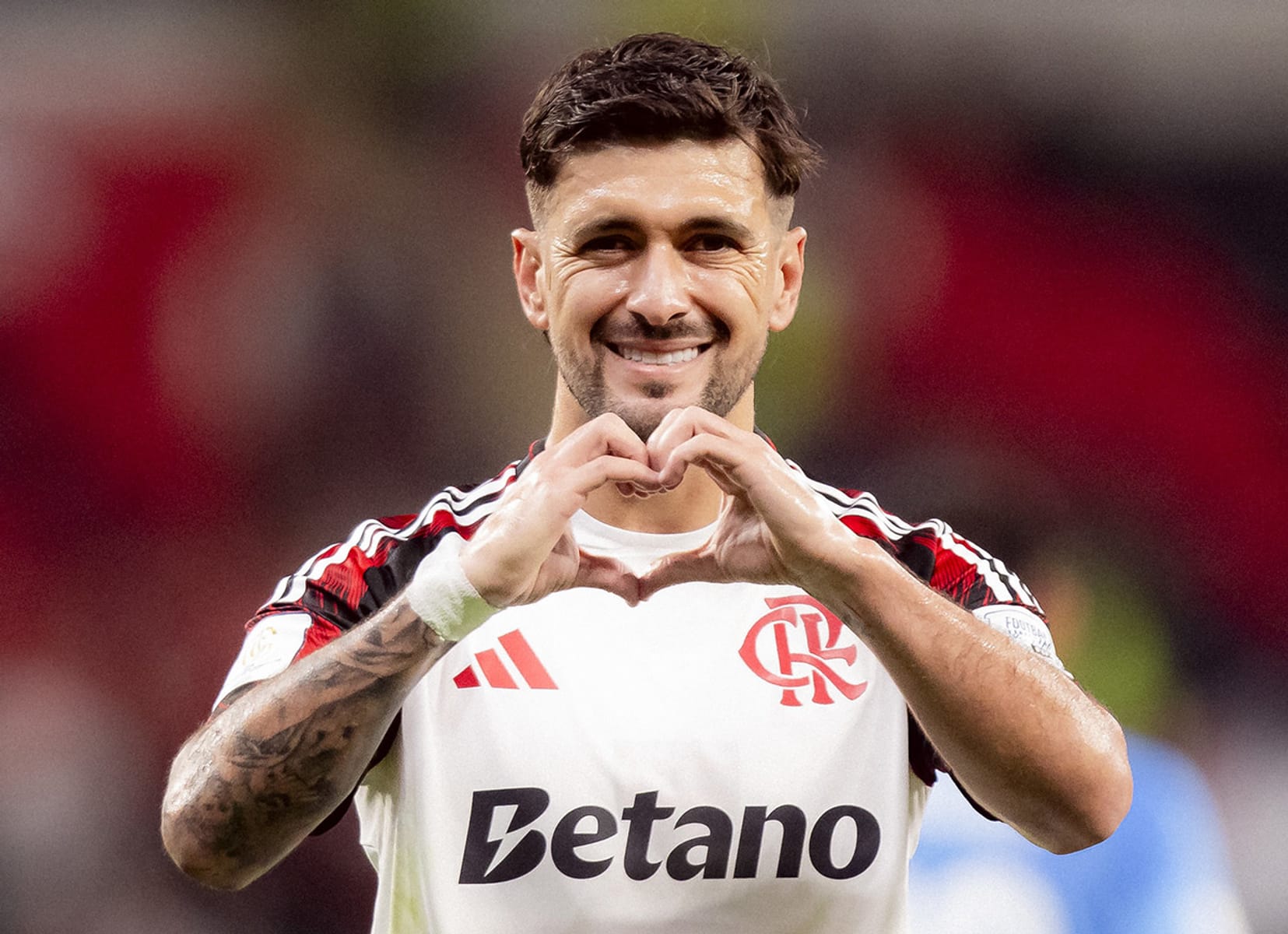 Arrascaeta iguala recorde histórico no Flamengo e se consolida como maior estrangeiro do clube