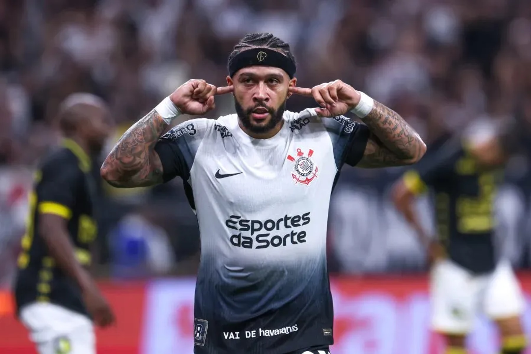 Neto detona Memphis Depay no Corinthians: críticas ao desempenho e postura durante recuperação ganham repercussão
