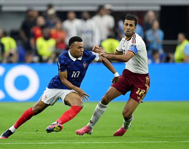 Mbappé lamenta eliminação e admite superioridade da Espanha na semifinal da Copa