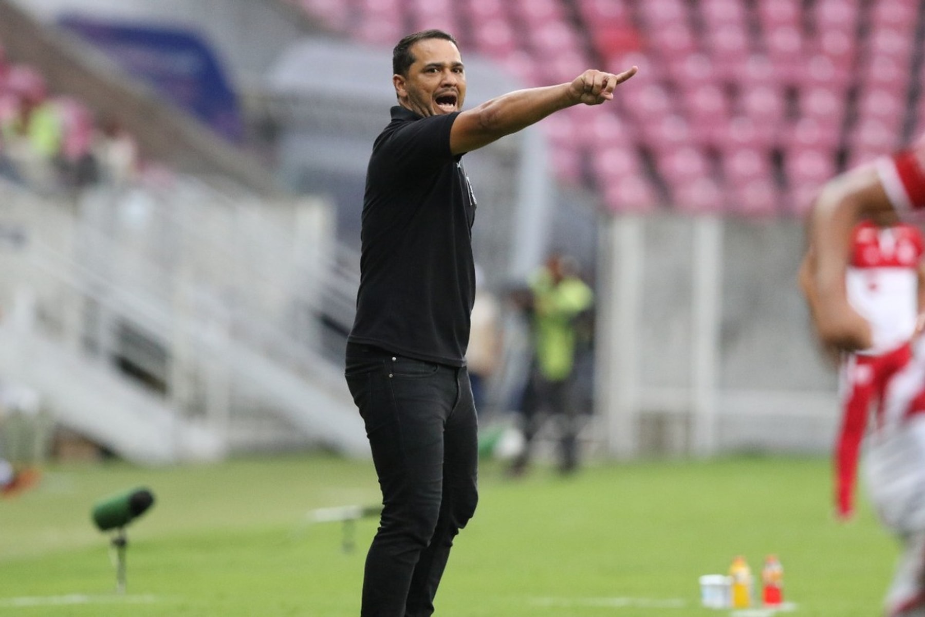 Manaus FC anuncia saída do técnico Dico Woolley em comum acordo