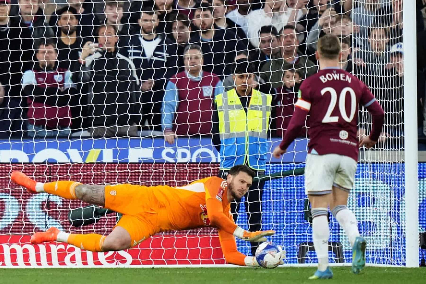Lucas Perri brilha nos pênaltis, Leeds elimina West Ham e volta à semifinal da FA Cup após quase 40 anos