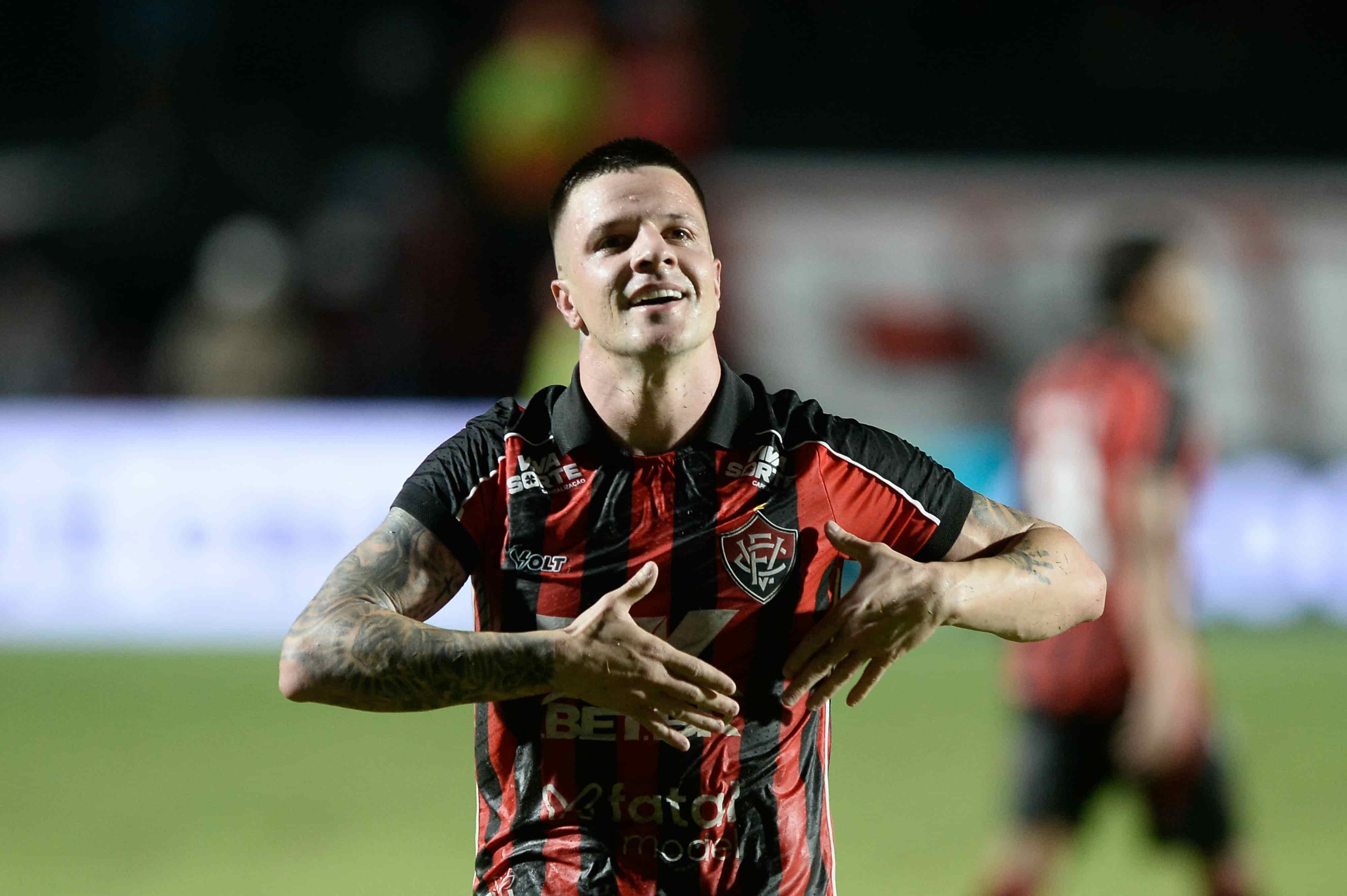São Paulo perde para o Vitória no Barradão, tem jogador expulso e vê pressão aumentar no Brasileirão