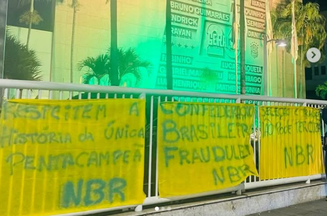 Torcedores protestam na sede da CBF após eliminação do Brasil na Copa do Mundo