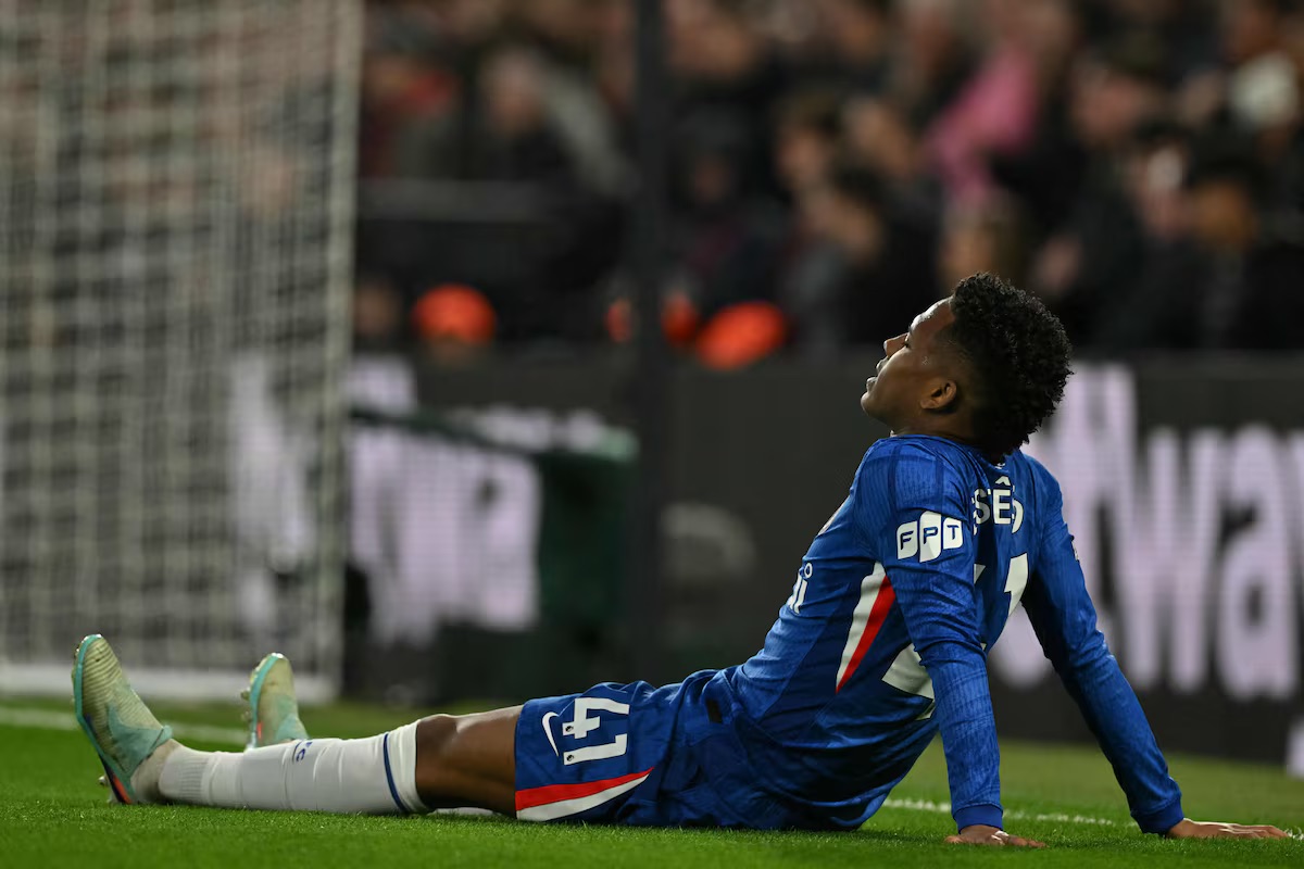 Estêvão sofre lesão na coxa pelo Chelsea, mas deve voltar antes de convocação de Ancelotti para a Copa de 2026