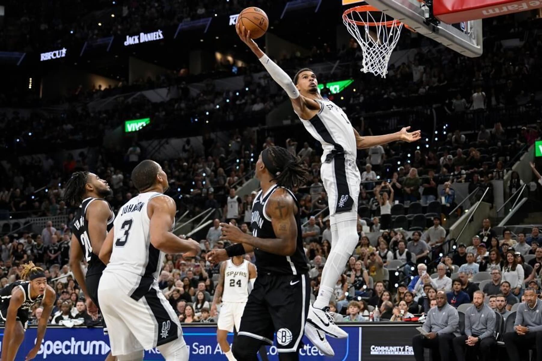 Wembanyama faz história: primeiro unanimidade como Defensor do Ano da NBA e reforça domínio no Spurs