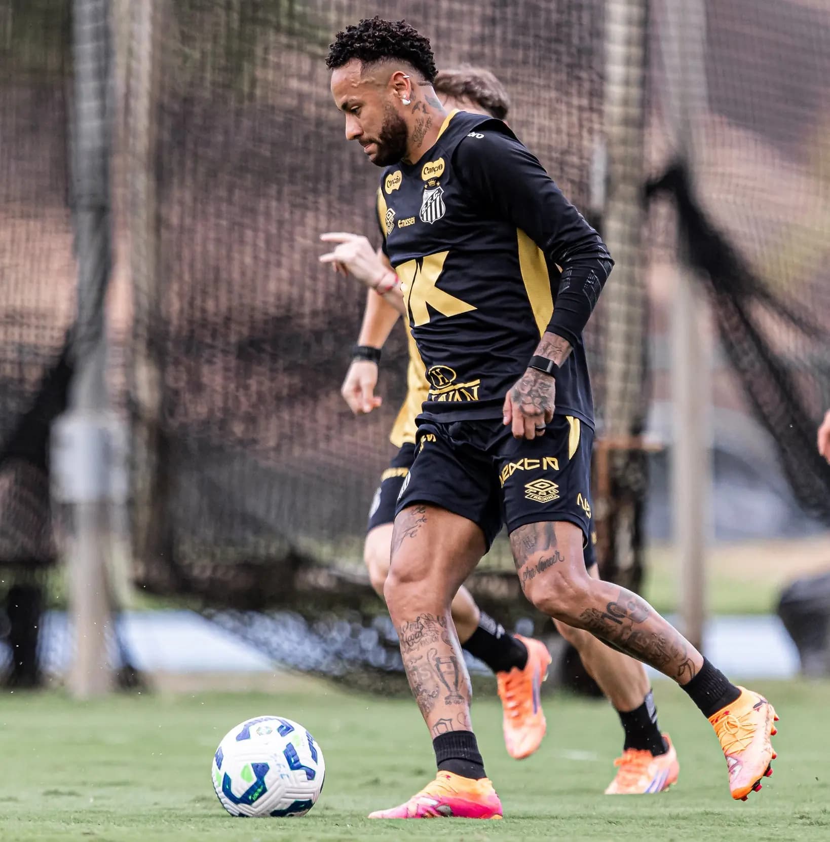 Neymar treina normalmente e deve ser titular do Santos contra o Fluminense pelo Brasileirão