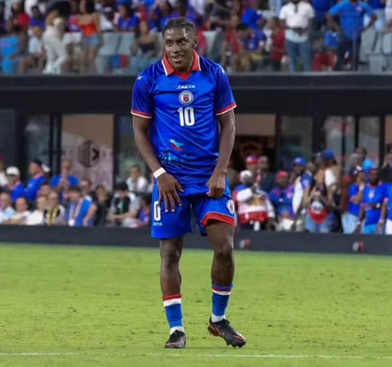 Fifa exige mudança em uniforme do Haiti para a Copa após interpretação política de homenagem histórica