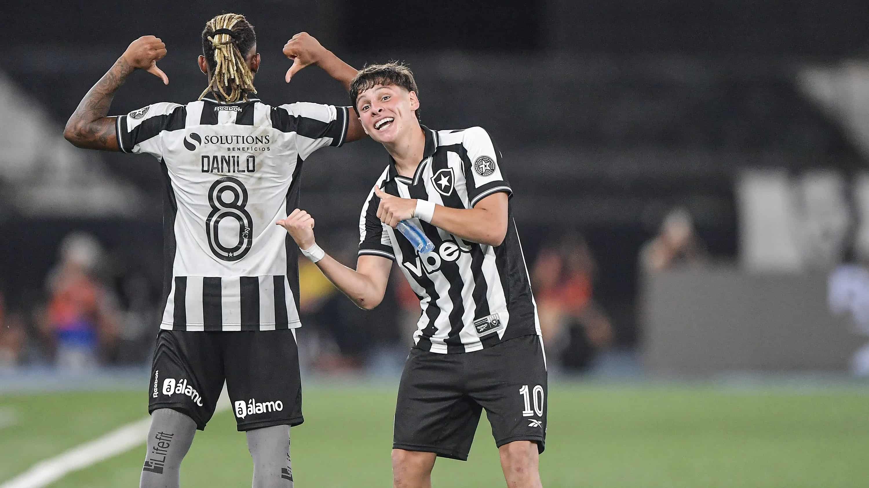 Danilo decide nos acréscimos, Botafogo vence Racing na Argentina e vira destaque na imprensa europeia