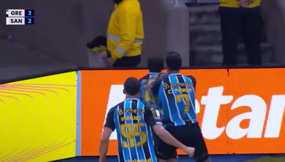 Grêmio vence o Santos em jogo eletrizante e abre distância do Z-4 no Brasileirão