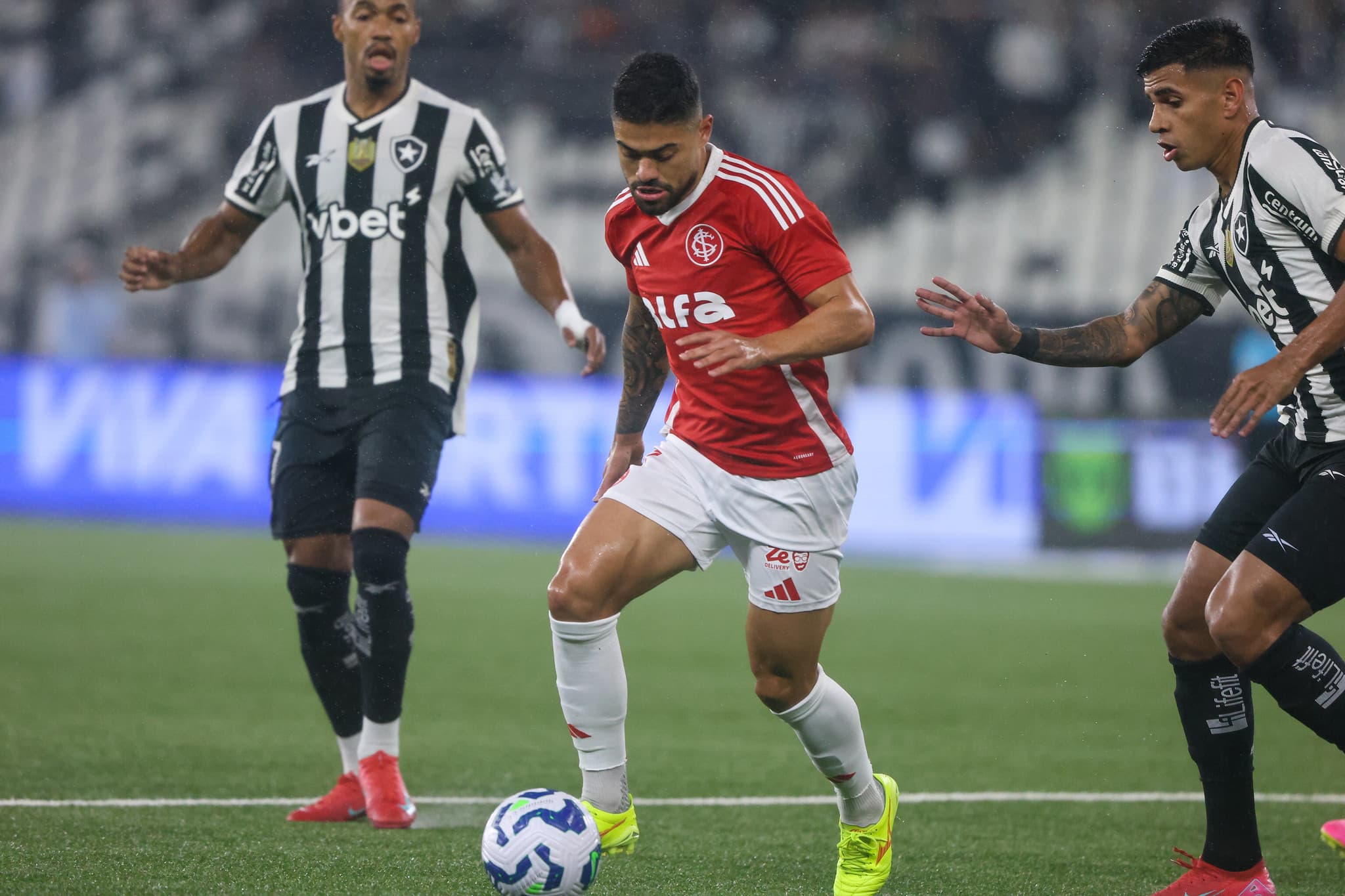 Botafogo x Internacional: times chegam embalados após vitórias na Copa do Brasil e prometem duelo intenso no Brasileirão