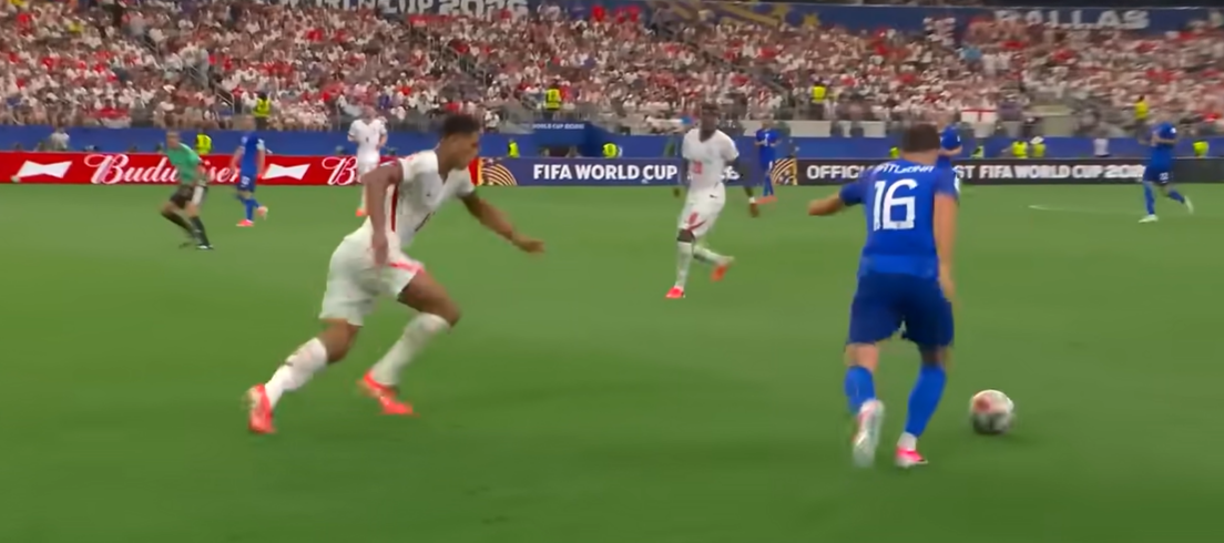 Torcedores de Inglaterra e Croácia se unem em protesto contra pausa para hidratação na Copa do Mundo