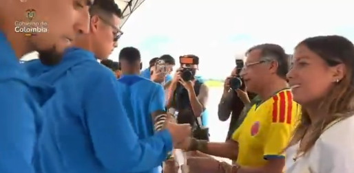 James Rodríguez se envolve em polêmica após suposto gesto com filha do presidente da Colômbia
