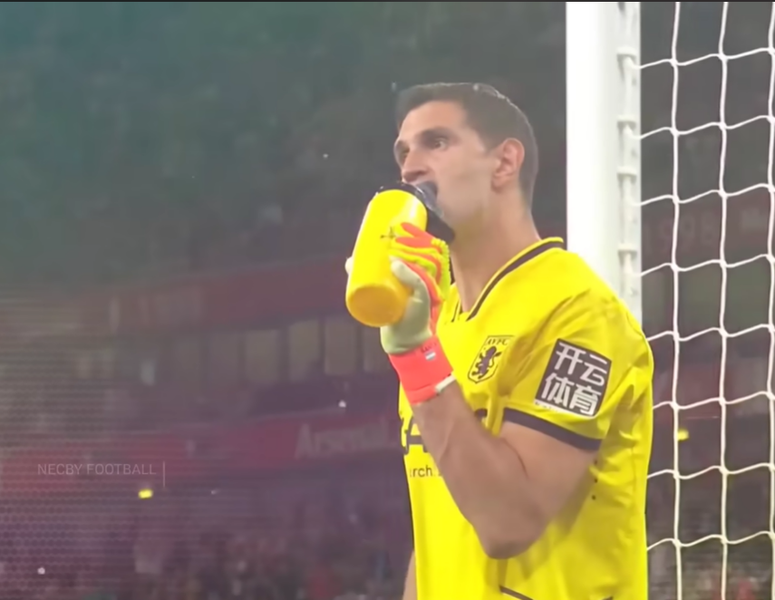Juventus mira Dibu Martínez após impasse por Alisson, diz jornal italiano