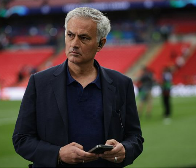 José Mourinho recebe o primeiro cartão amarelo após discutir com o árbitro em sua estreia na Turquia