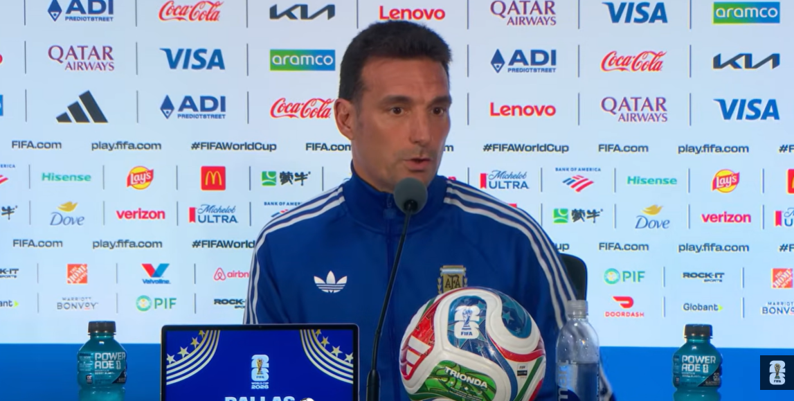 Scaloni critica pausa para hidratação : “Parece que jogamos quatro tempos”