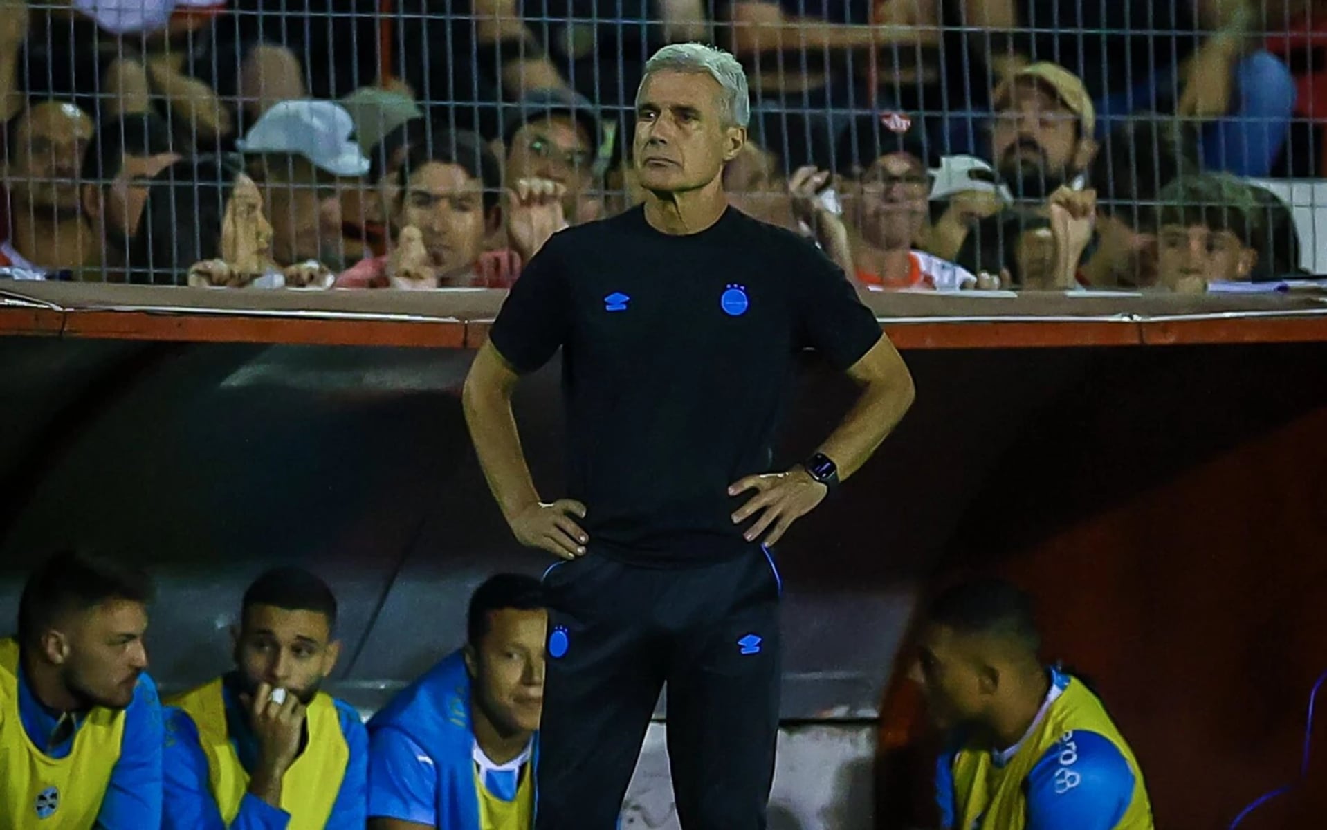 Crise no Grêmio: Luís Castro admite pior atuação de 2026 e expõe problema mental após derrota na Sul-Americana