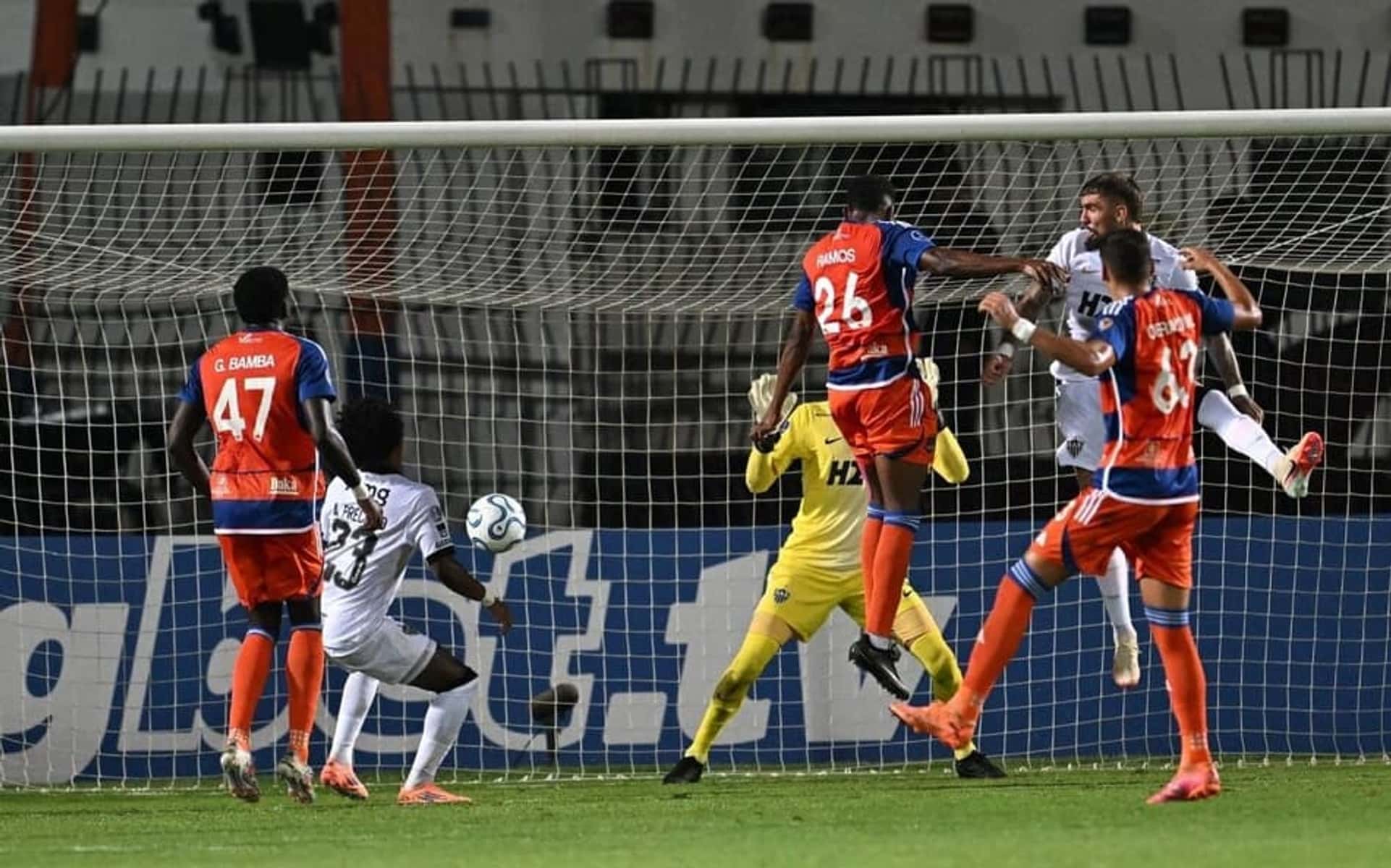 Atlético-MG estreia mal na Sul-Americana, perde para o Puerto Cabello e liga alerta com time alternativo