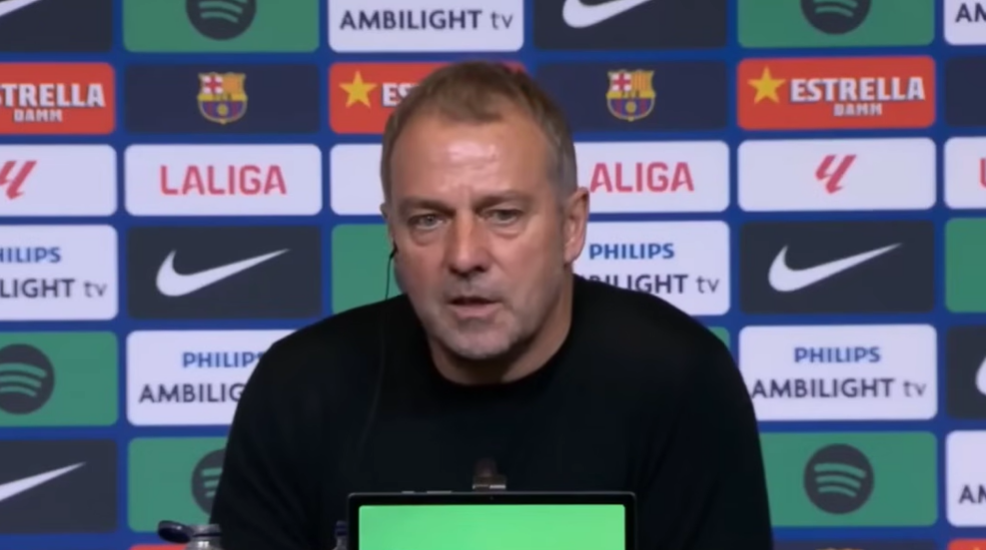 Hansi Flick renova contrato com o Barcelona até 2028