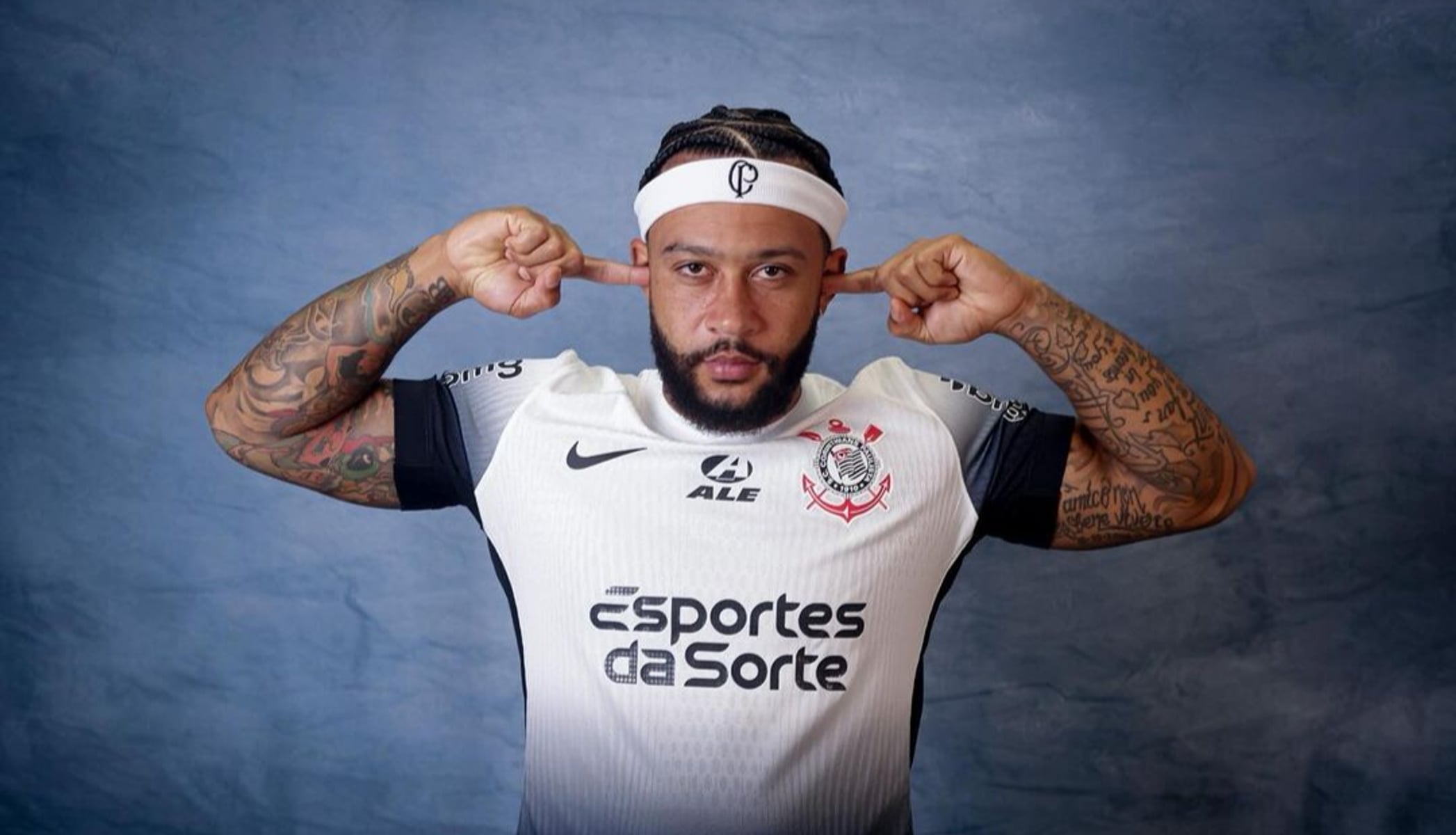 Memphis Depay pode ser suspenso no Brasileirão após uso de celular no banco; STJD abre processo contra atacante do Corinthians