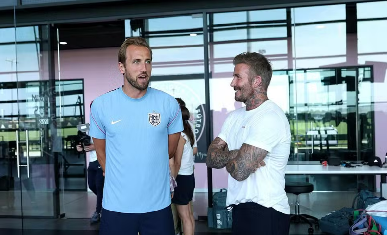 Beckham visita treino da Inglaterra e manda recado ao elenco antes das quartas da Copa