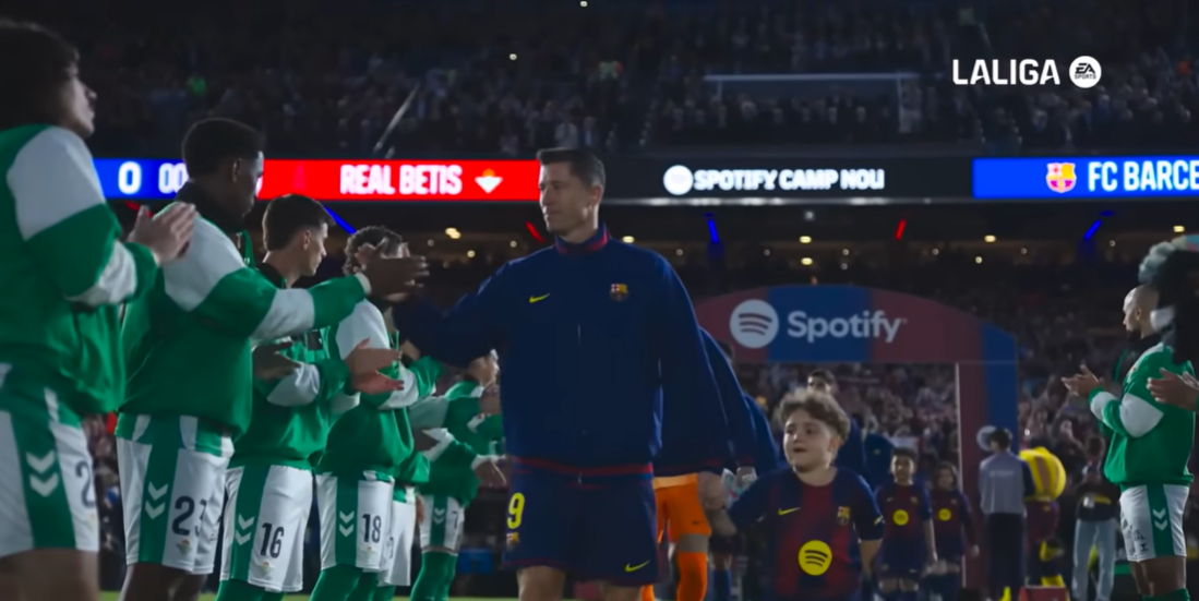 Raphinha brilha com dois gols, Barcelona vence o Betis e se despede de Lewandowski no Camp Nou