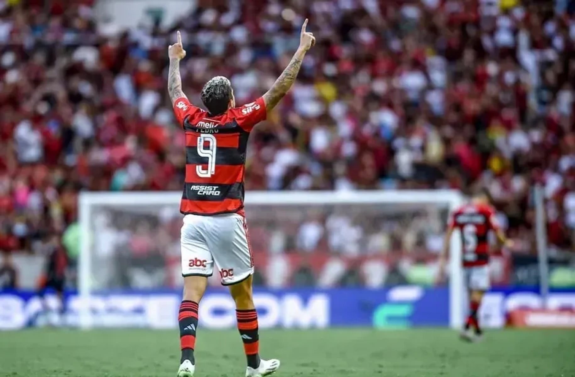 Pedro é homenageado pelo Flamengo e se torna maior artilheiro do clube no século XXI