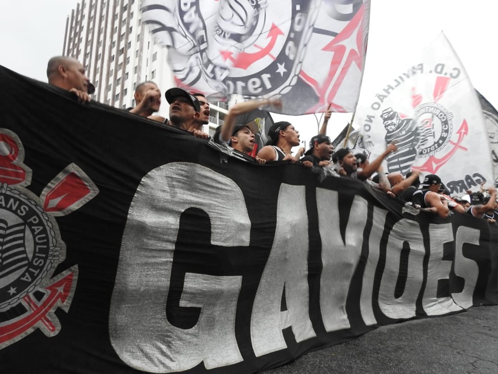 Torcida do Corinthians protesta no CT e pressiona elenco após sequência sem vitórias