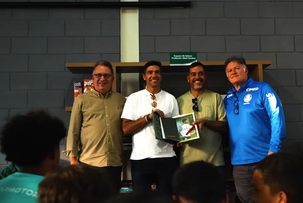 Palmeiras inaugura biblioteca com nome de Abel Ferreira e proíbe celulares na base