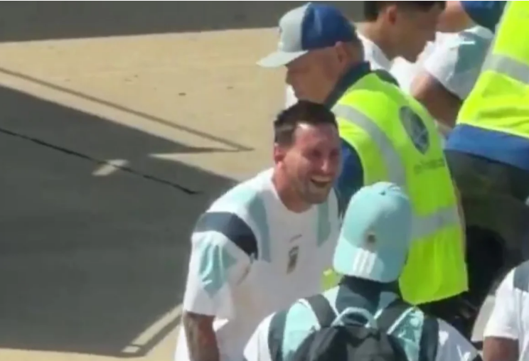 Messi viraliza ao cair na risada durante revista em aeroporto antes de Argentina x Cabo Verde na Copa