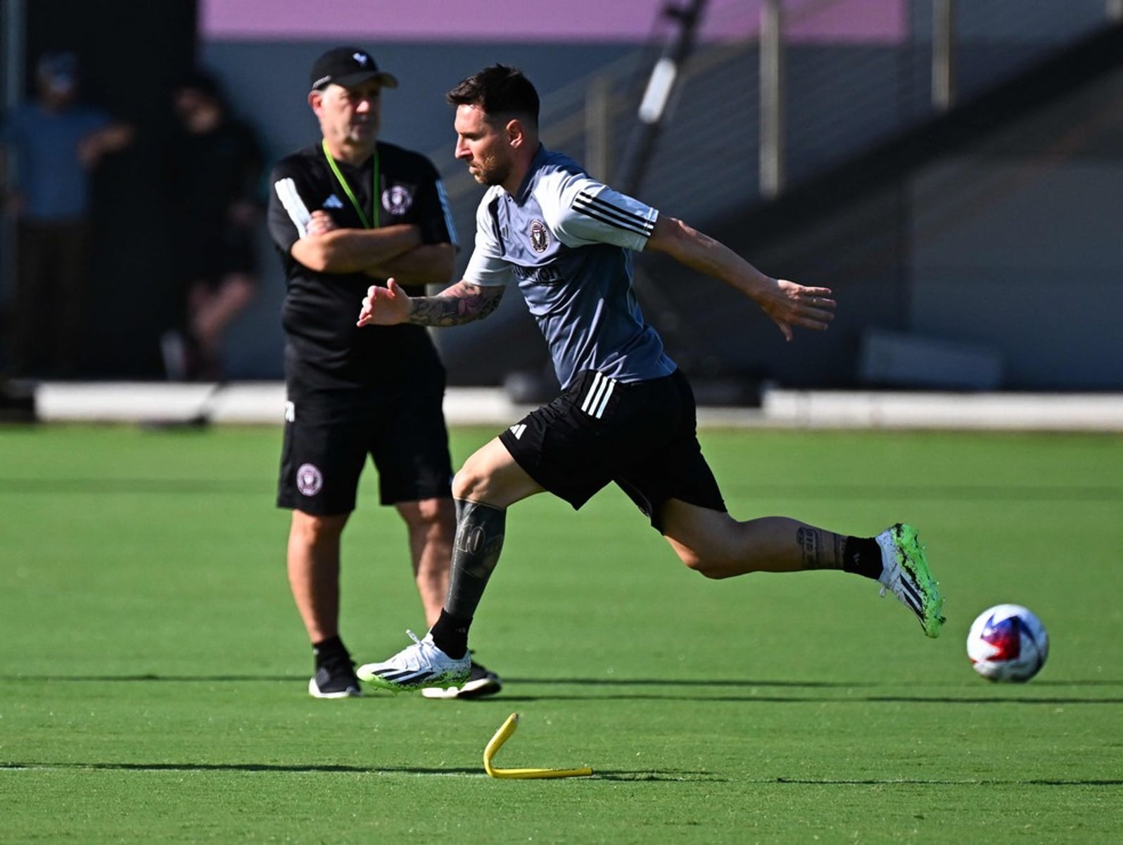 Chute de Messi quebra lente em treino do Inter Miami e viraliza: veja a força do craque