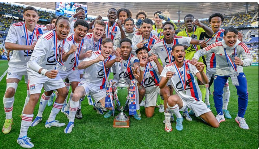 Lyon coloca quase todos os jogadores no mercado de transferências devido a problemas de fair play financeiro