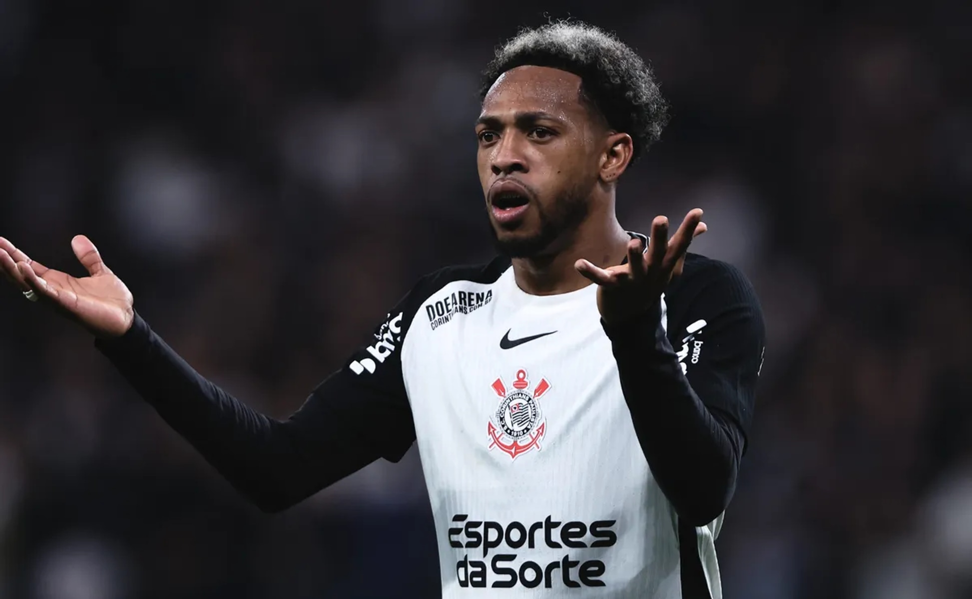 Corinthians multa Allan após expulsão por gesto obsceno e volante vira desfalque contra o Inter