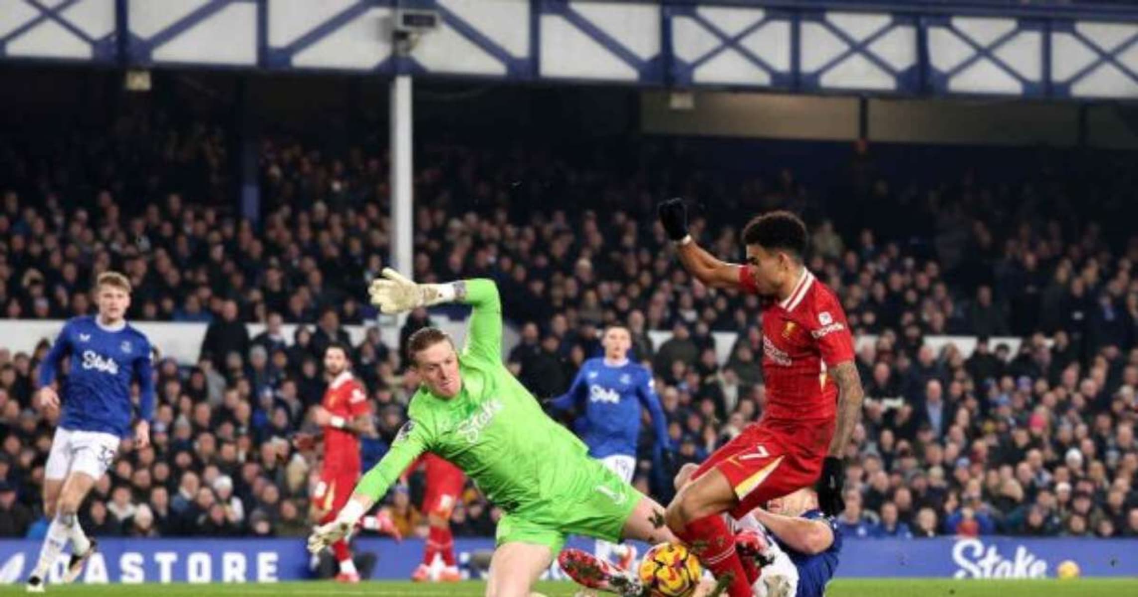 Liverpool vence Everton com gol nos acréscimos em clássico eletrizante na Premier League