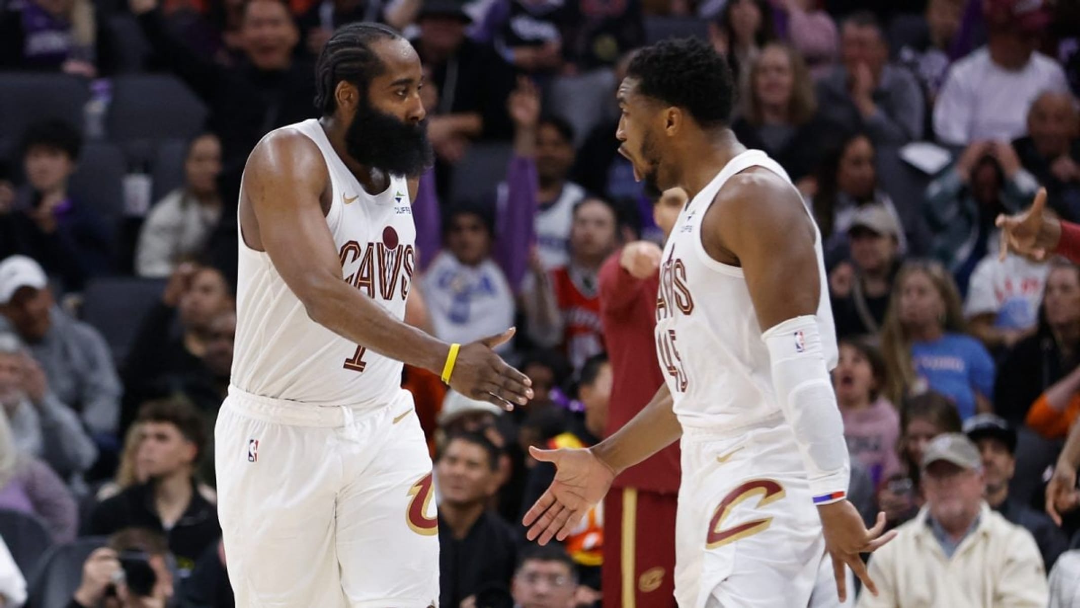 Mitchell e Harden comandam Cavaliers, vencem Raptors e abrem 2 a 0 nos playoffs da NBA