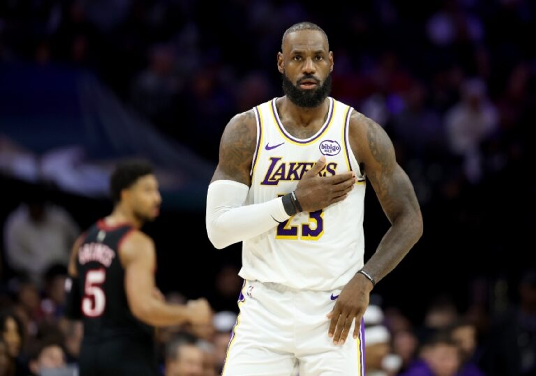 LeBron faz história, Lakers vencem Cavs e carimbam vaga nos playoffs da NBA