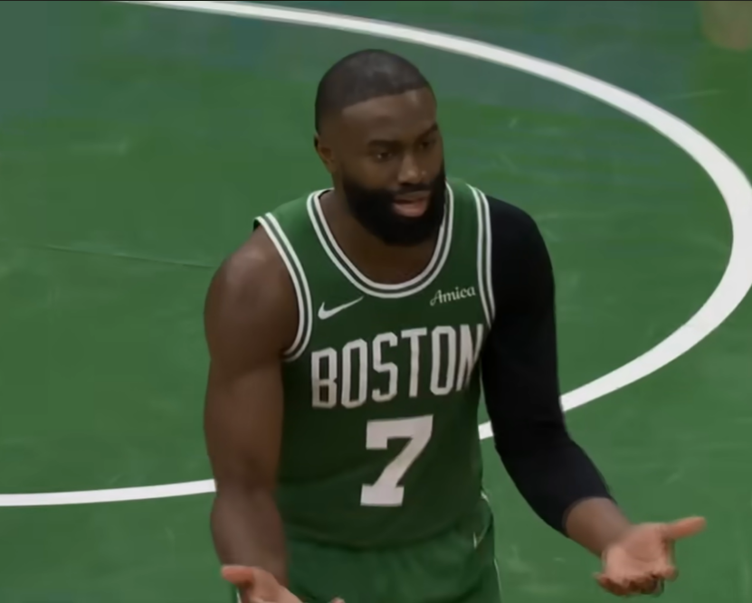 NBA multa Jaylen Brown em US$ 50 mil por críticas à arbitragem após eliminação dos Celtics
