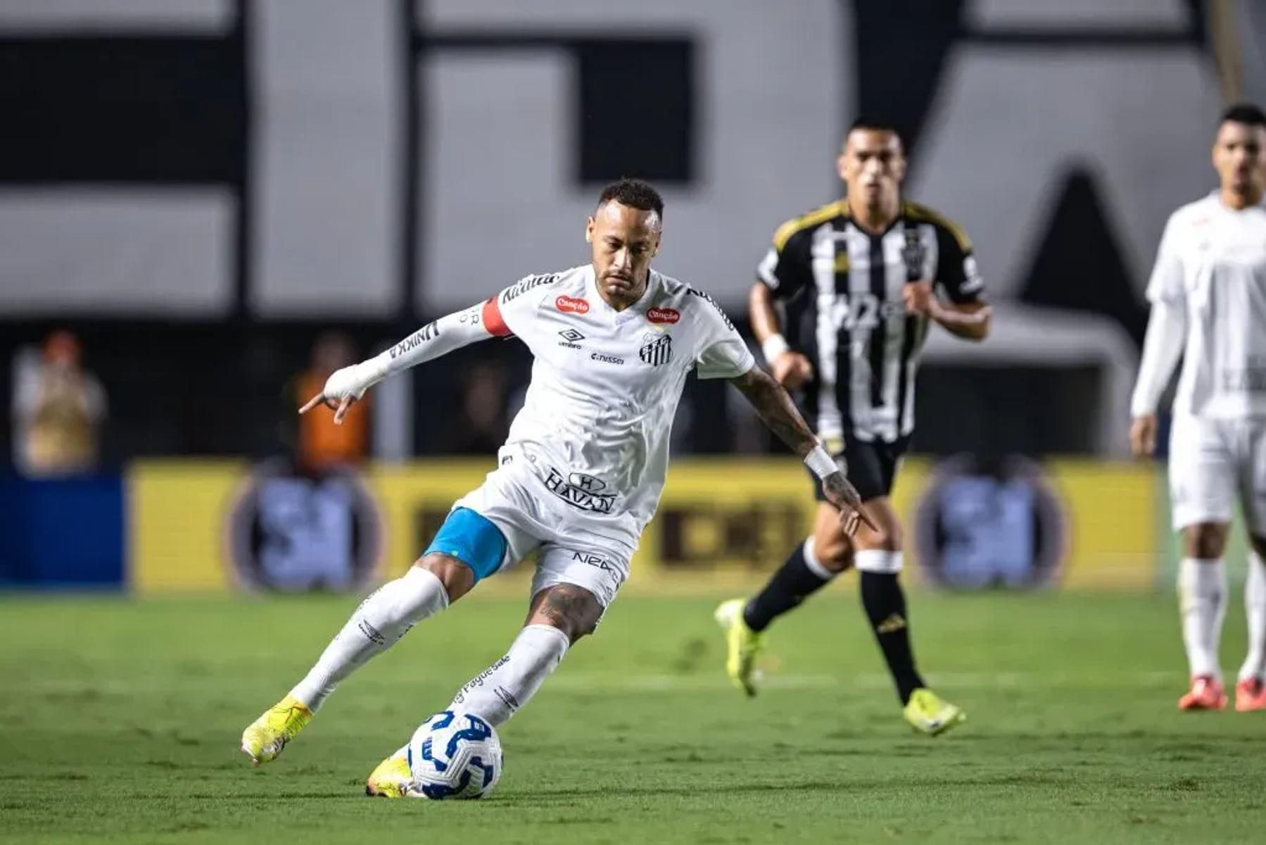 “Hoje não tem desculpa”: bastidores mostram cobrança de Neymar e Gabigol por reação do Santos