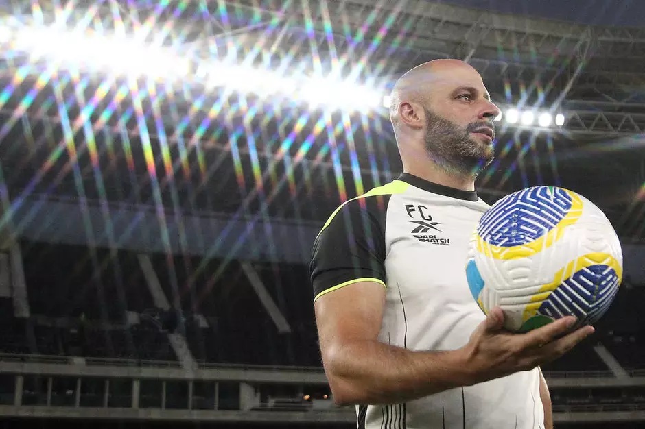 Botafogo anuncia Franclim Carvalho como novo técnico até 2027 após saída de Anselmi