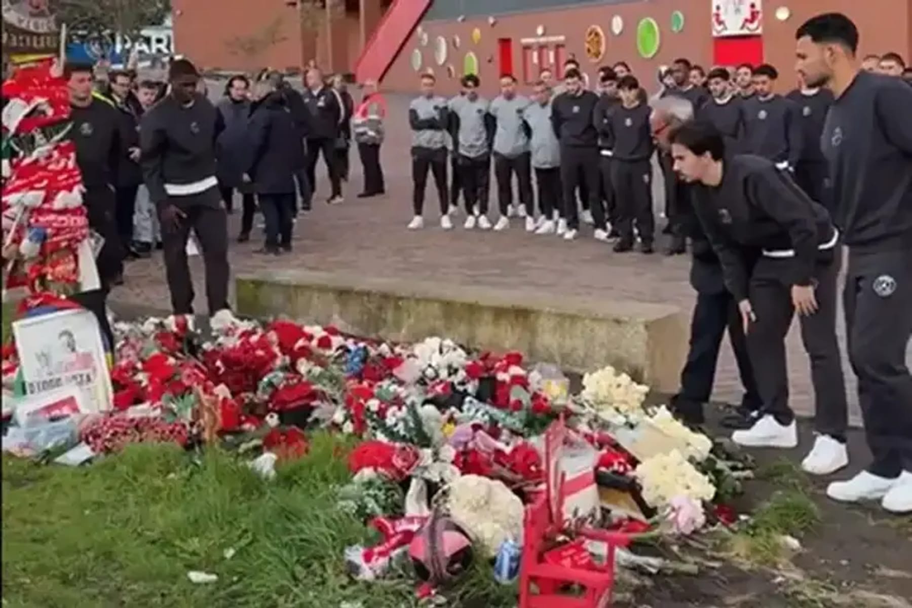 PSG presta homenagem a Diogo Jota e vítimas de Hillsborough antes de duelo decisivo contra o Liverpool na Champions
