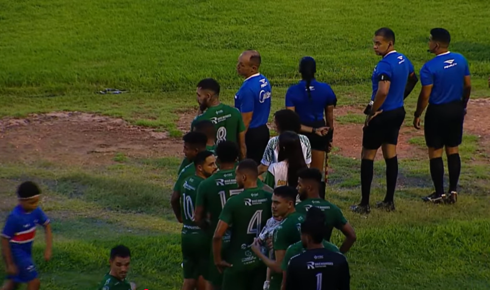 Jogadores do Sousa participam de ação sobre saúde mental e disciplina em escola da Paraíba