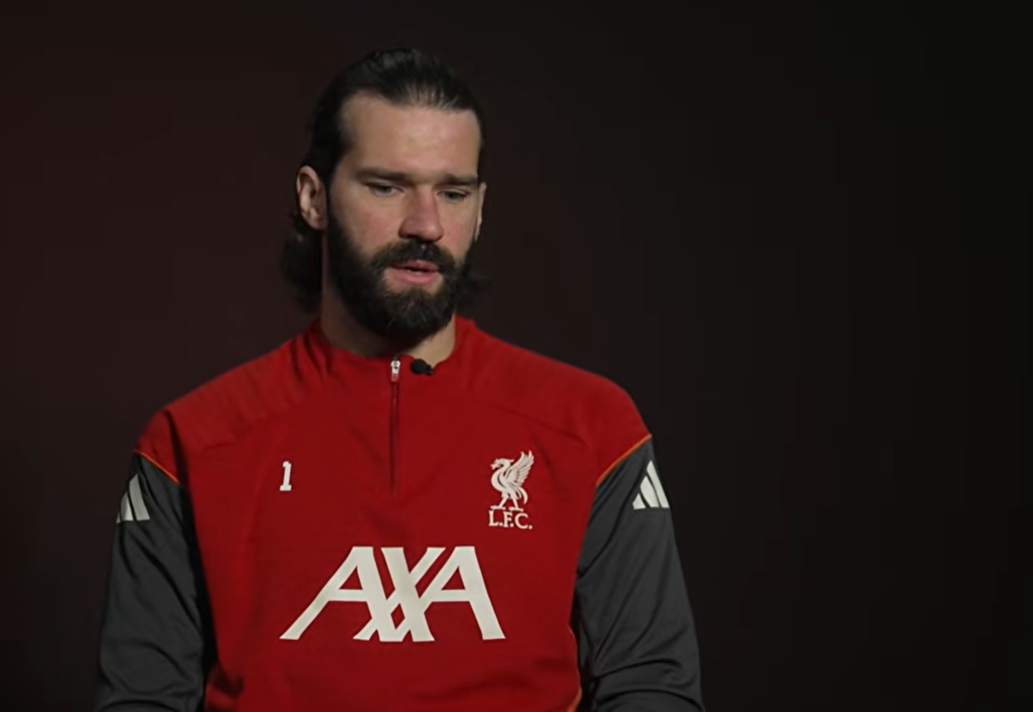 Técnico do Liverpool encerra especulações e garante permanência de Alisson no clube